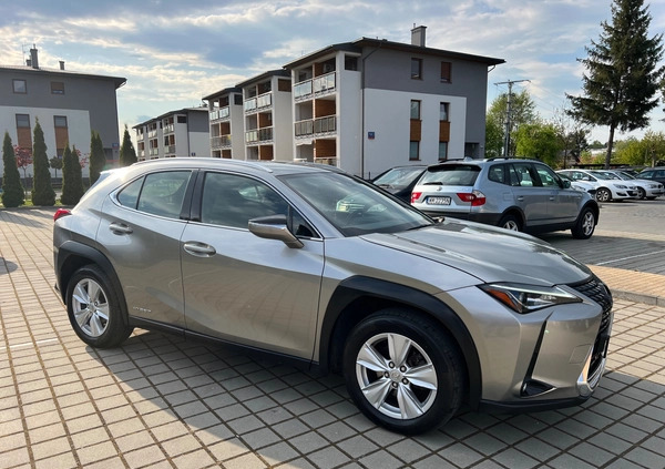 Lexus UX cena 103999 przebieg: 89000, rok produkcji 2021 z Rzeszów małe 562